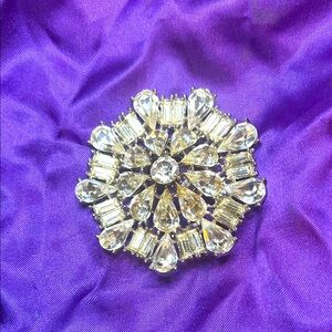 Elegant Crystal Brooch in Silver and Rhinestones